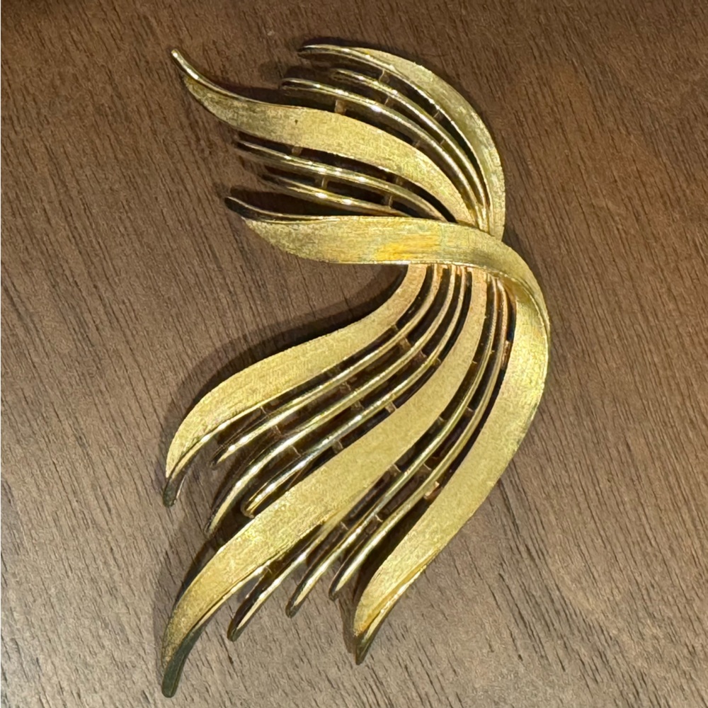 👑 Crown Trifari 50’s-60’s MCM Atomic Age Gold Textured Brooch